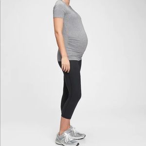 GapFit Blackout Under-Belly Capri Leggings